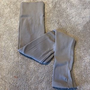 Gray yoga leggings with texture